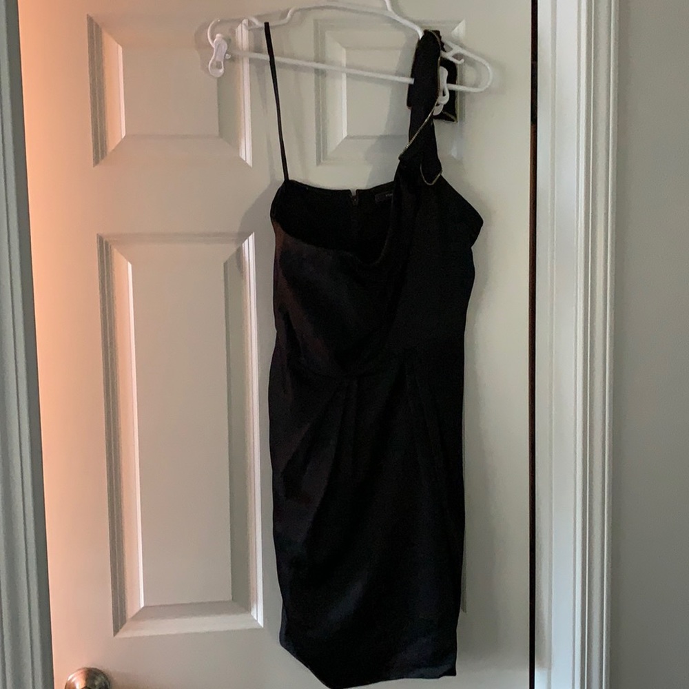 BCBGMAXAZRIA short black, one should strap with gold detail 💐
